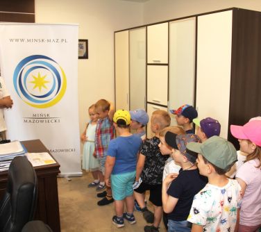 Burmistrz Miasta wsród dzieci z przedszkola w swoim gabinecie
