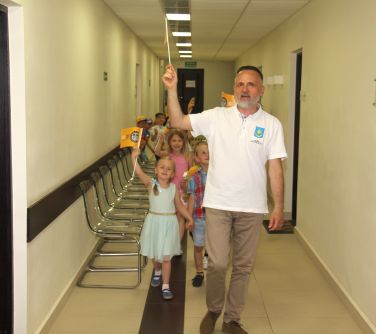Burmistrz Miasta z dziećmi na korytarzu