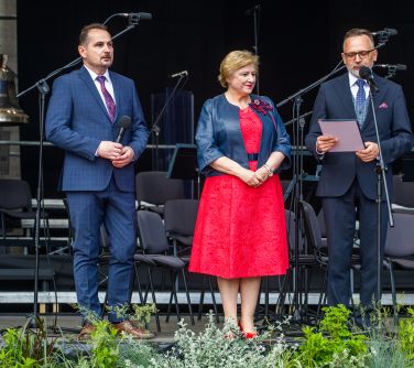 Elżbieta Lanc, Grzegorz Duchnowski i Burmistrz Miasta Marcin Jakubowski na scenie.