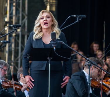 Na scenie śpiewa Małgorzata Walewska.