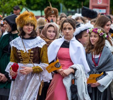 Dzień, pochmurno. Kobiety w przebraniach, w długich sukniach