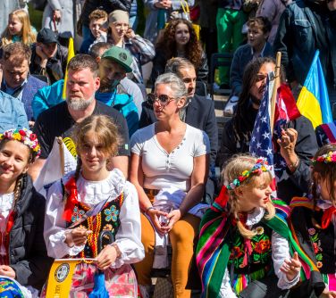 Słoneczny dzień. Dzieci w przebraniu