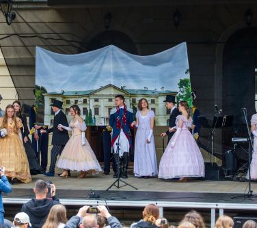 Słoneczny dizeń. Na scenie wystepują przebrane osoby