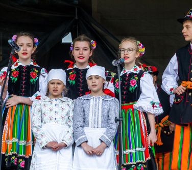 Na scenie występują dzieci w przebraniach