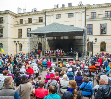 Dzień. Przed pałacem duża ilość widzów