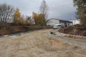 Na zewnątrz, dzień. Widok na remontowna drogę z piachu