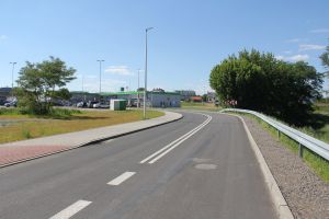 Na zewnątrz, dzień. Widok na wyremontowaną drogę