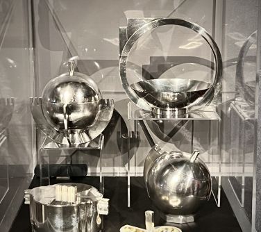 srebrne naczynia w szklanej gablocie