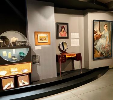 Wystawa artefaktów, regały, półki z eksponatami
