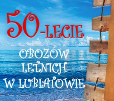 Napis "50 lat obozowania w Lubiatowie" na tle morza