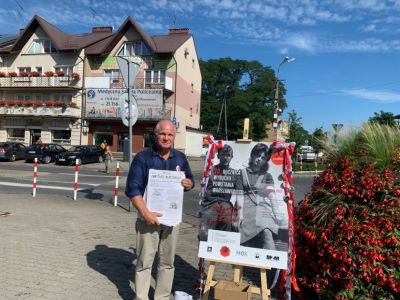 osoba stojąca przy tablicy upamiętniającej 78. rocznicę wybuchu powstania warszawskiego