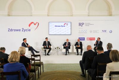 Mężczyźni siedzą na fotelach na konferencji prasowej