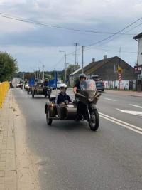 przejazd motocykli z flagami UE ulicami miasta