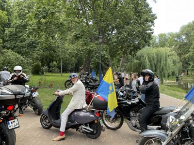 przejazd motocykli z flagami ulicami miasta