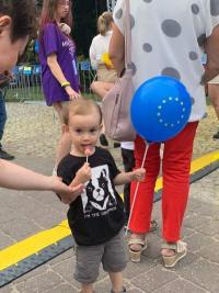 dziecko trzyma balon UE i lizaka