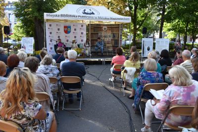 zgromadzona publiczność słuchająca wierszy