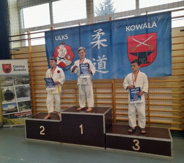 młodzi zawodnicy judo na podium