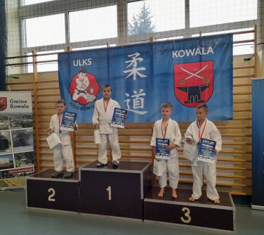 czterej zawodnicy judo na podium