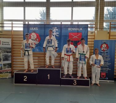 pięciu zawodników judo na podium