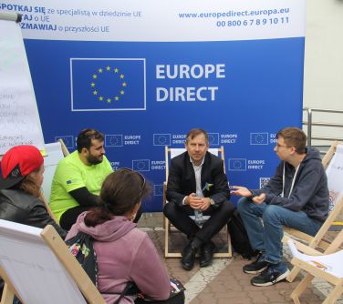 młodzież rozmawia z przedstawicielem Komisji Europejskiej