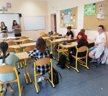 uczniowie siedzący w sali szkolnej, podczas zajęć