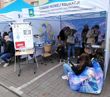 grupa osób w namiocie promocyjnym szkoły