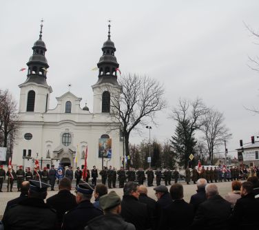 poczty sztandarowe oraz uczestnicy obchodów zgromadzeni na placu stary rynek