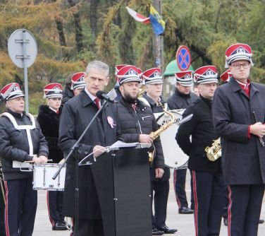 zastępca burmistrza wygłasza przemówienie stojąc przy mównicy