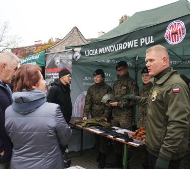 przedstawiciel liceum wojskowego rozmawia z mieszkańcami