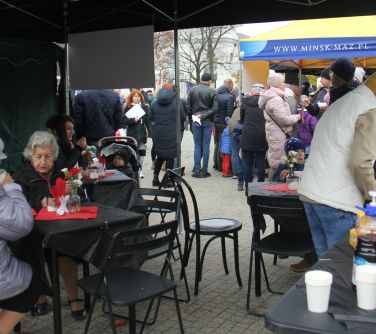 kobiety pijące herbatę w cafe pasjans