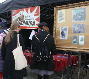 goście zgromadzeni przy namiocie "zakład fotograficzny piramida"