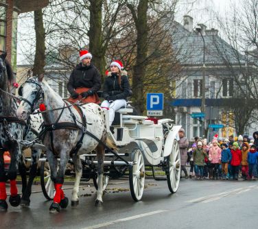 Kareta ciągnięta przez dwa konie, w niej Mikołaj
