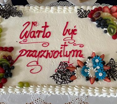 tort z napisem Czy warto być przyzwoitym