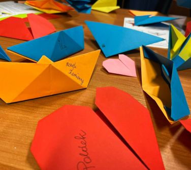 origami kolorowe lezy na stole