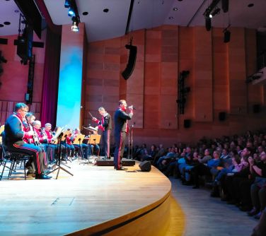 orkiestra siedzi na scenie i gra