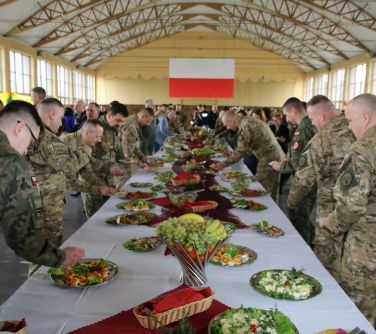 żołnierze częstują sie jedzeniem