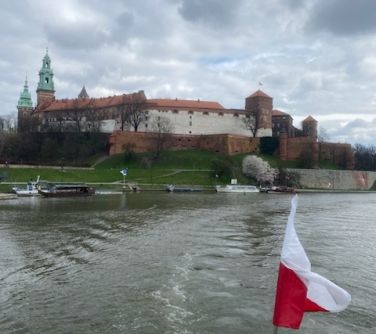 zdjęcie wody i flagi powiewającej  na wietrze