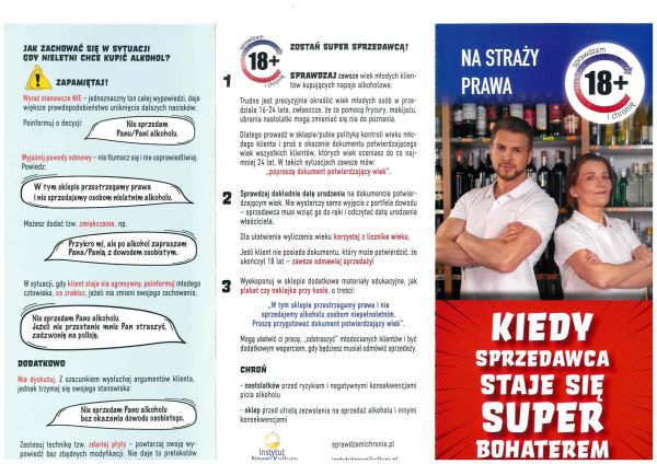 po prawej stronie kobieta i mężczyzna w białych koszulkach z założonymi rękami stoją do siebie bokiem na tle butelek,...