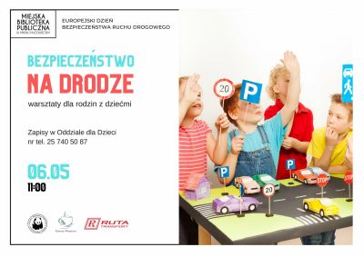 po prawej stronie dzieci stoją nad zrobioną makietą ulicy z kolorowymi autami i znakami, trzymają w dłoniach zrobione znaki...
