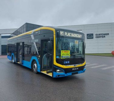 elektryczny autobus stoi na ulicy w tle budynek