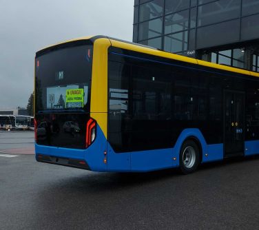 elektryczny autobus zdjęcie z tytułu, wjeźdża do szklanego pomieszczenia