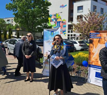 zdjęcie kobiety przed mikrofonem