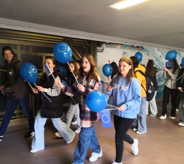 nastolatki idą w podziemiach trzymajac balony w dłoniach