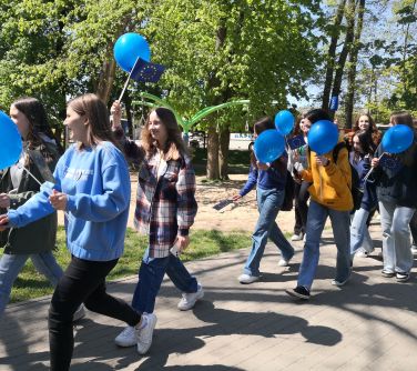 nastolatki ida przez park trzymając w dłoniach balony