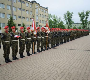 szpaler żołnierzy w czerwonych beretach