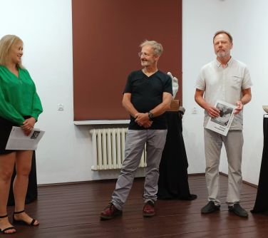 jedna kobieta dwóch mężczyzn stoją