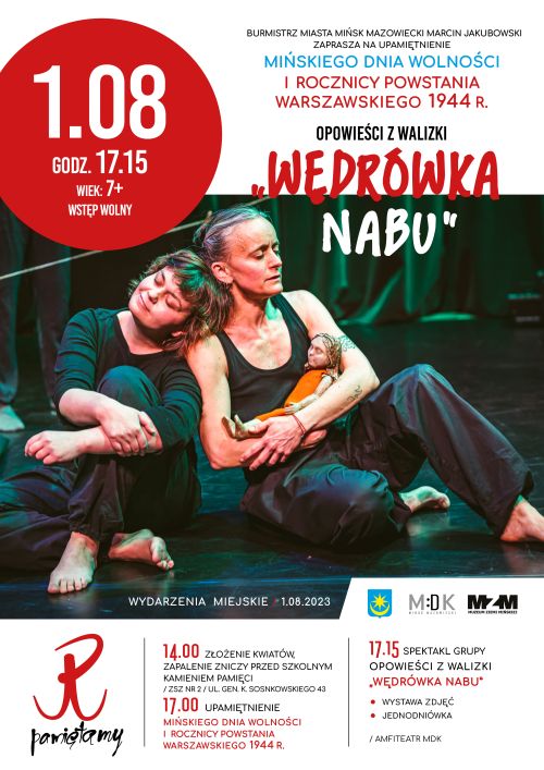 po środku dwie kobiety siedzą na podłodze przytulone do siebie ramionami z zmkniętymi oczaki, kobieta po prawej stronie...