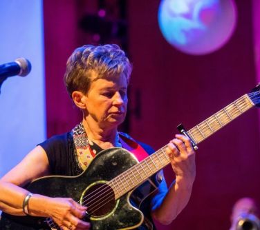kobieta gra na gitarze
