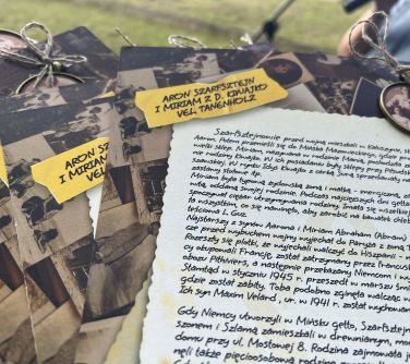 zdjęcie druku na pergaminie na górze sznukiem związany medalik