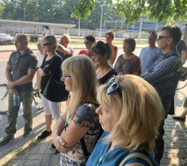 osoby sotją na chodniku w zamyśleniu